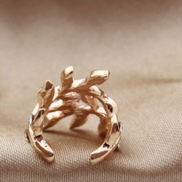 π Awesome Pierce-less leaf vine ear cuff in gold or silver π - Picture 3 of 8